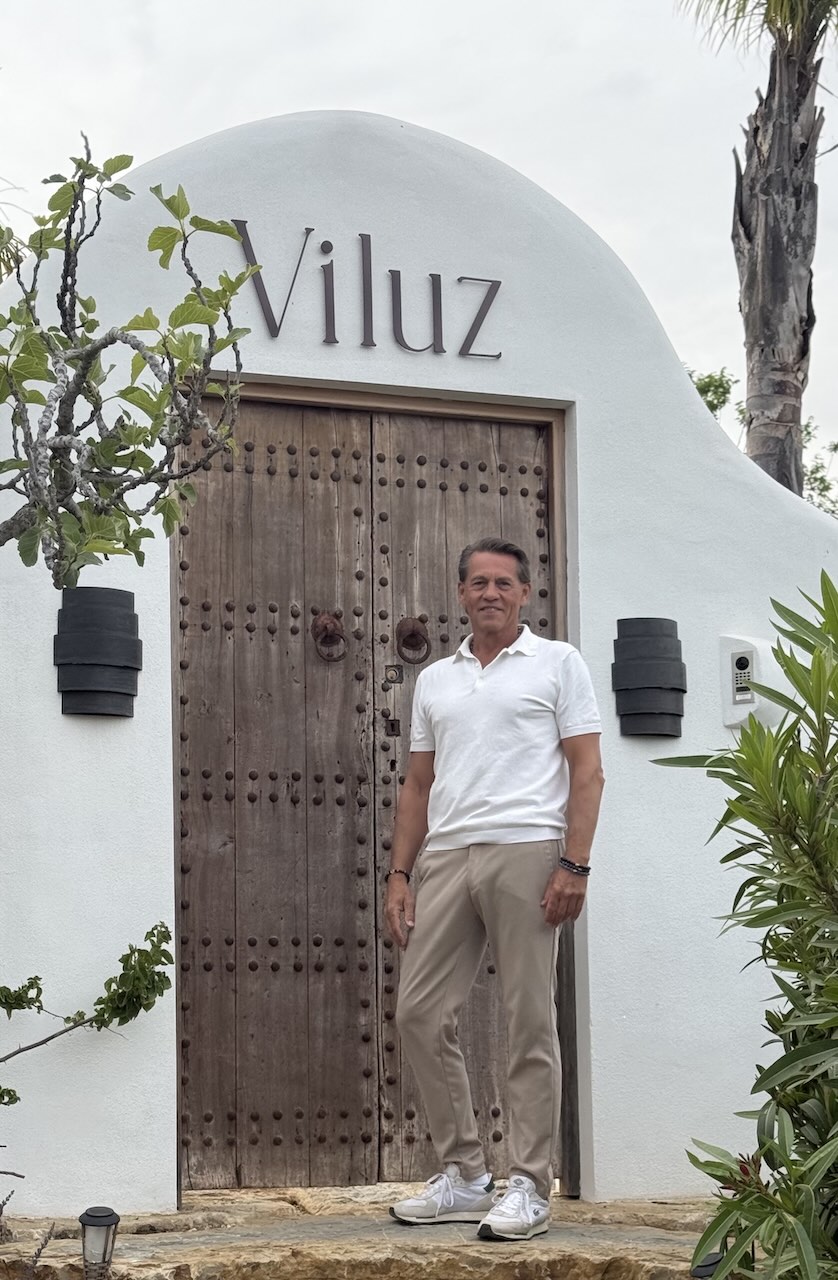 Marius standing at the Viluz gate